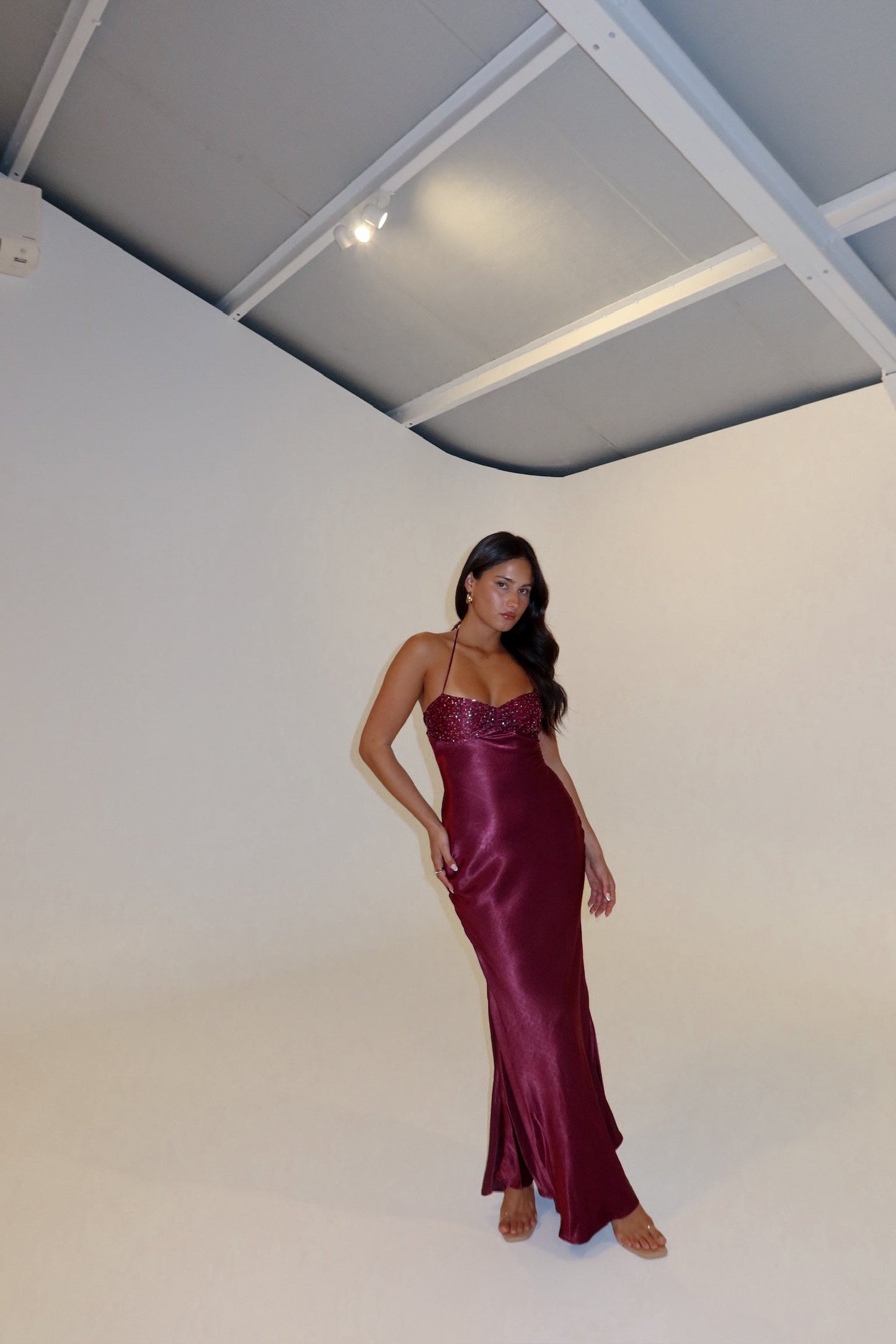 Martina – Dopasowana Suknia Maxi z Dekoltem Halter