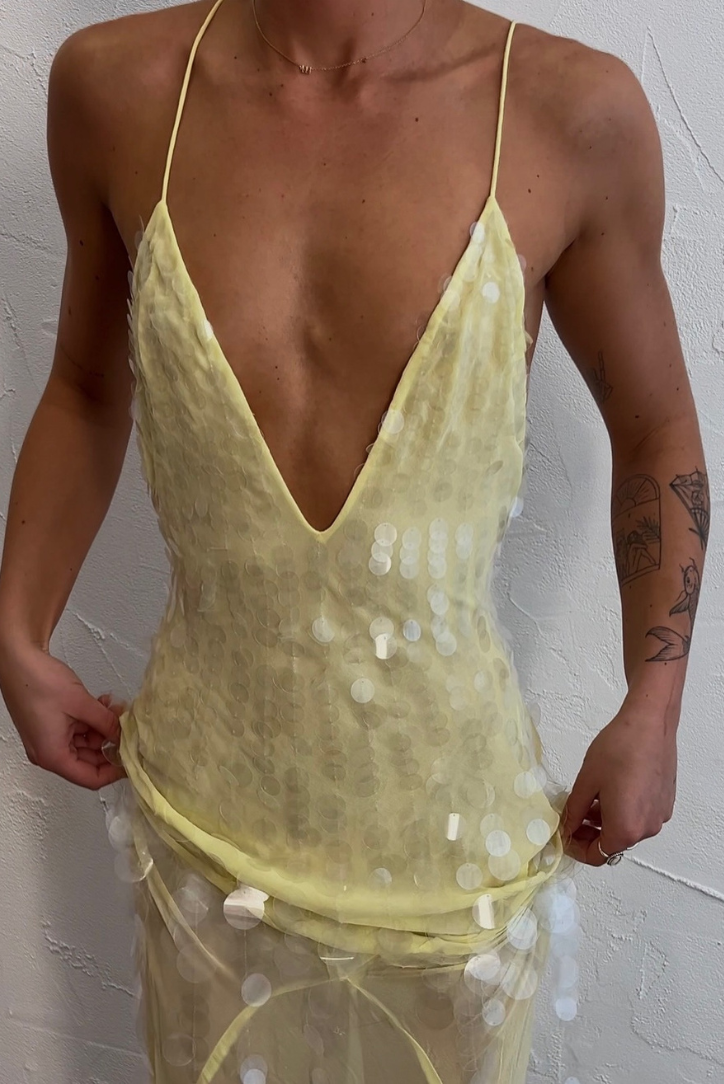 Aurelia - Damska suknia wieczorowa żółta na ramiączkach z trenem