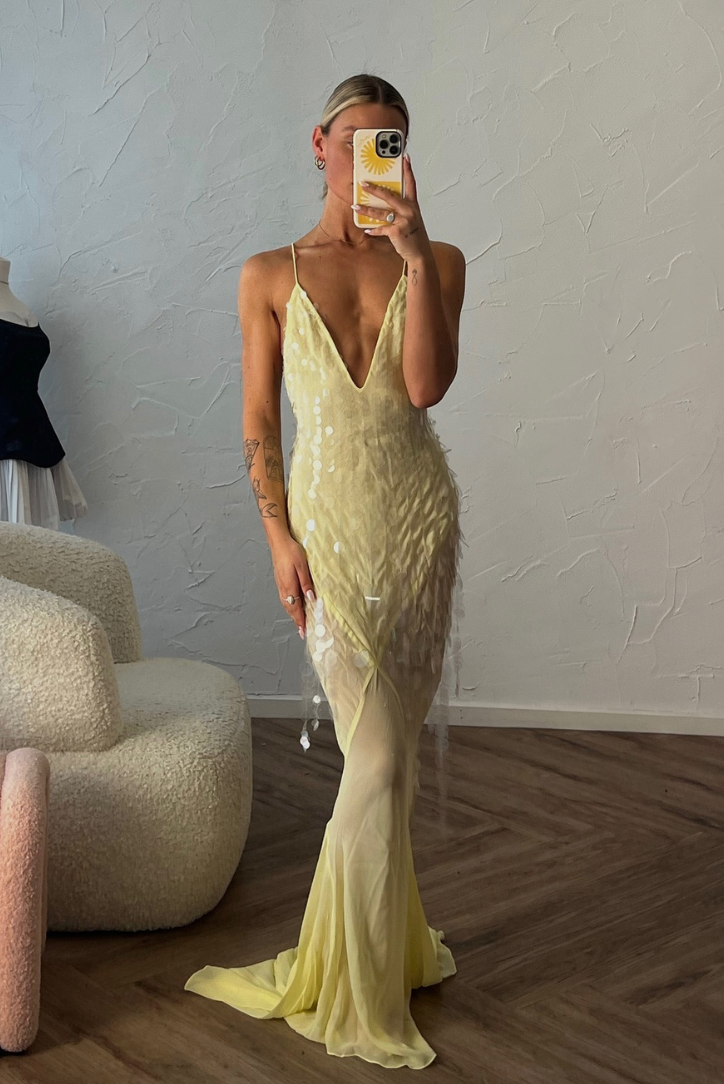Aurelia - Damska suknia wieczorowa żółta na ramiączkach z trenem