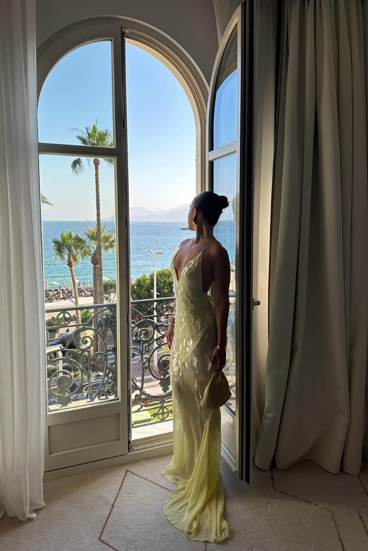 Aurelia - Damska suknia wieczorowa żółta na ramiączkach z trenem