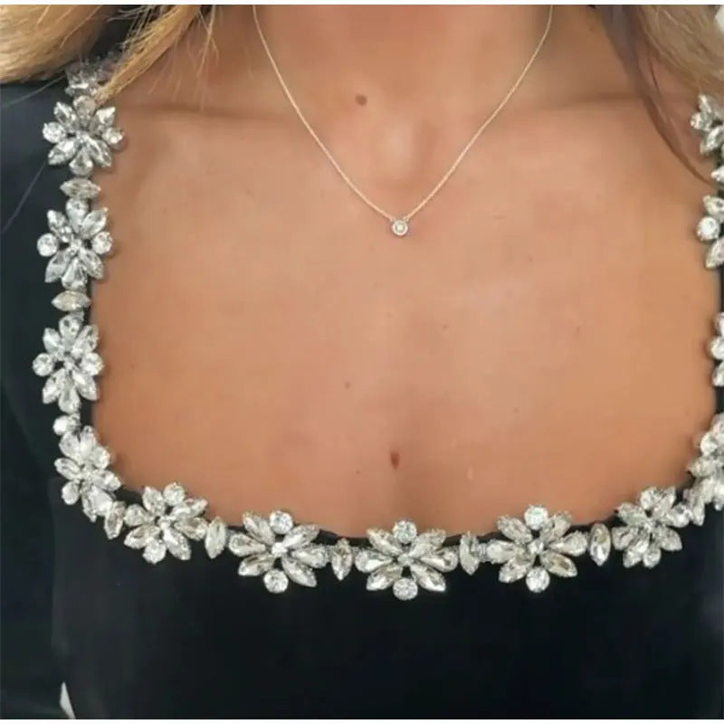 Daisy – Aksamitna sukienka z kwiatowym dekoltem dla kobiet