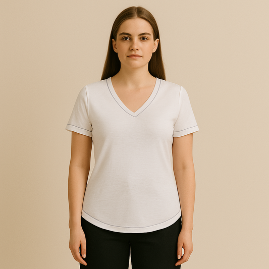 Biały t-shirt z dekoltem V i kontrastowym przeszyciem