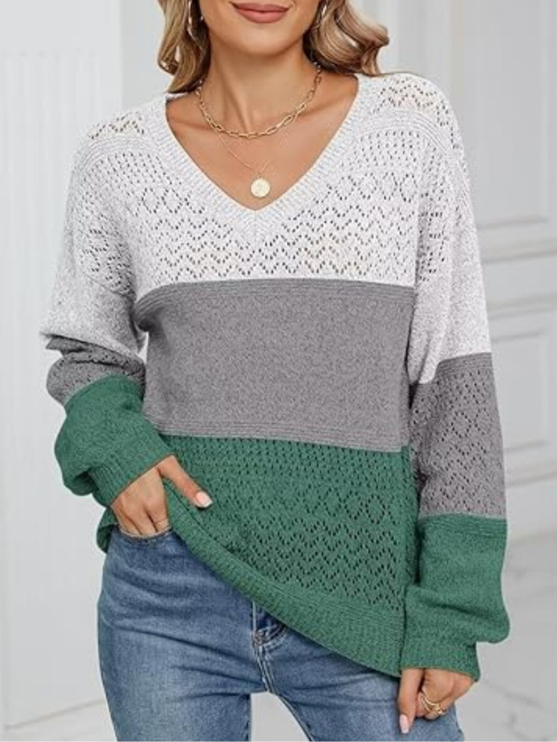 Mira - Sweter damski oversize z dekoltem V w kolorowe pasy