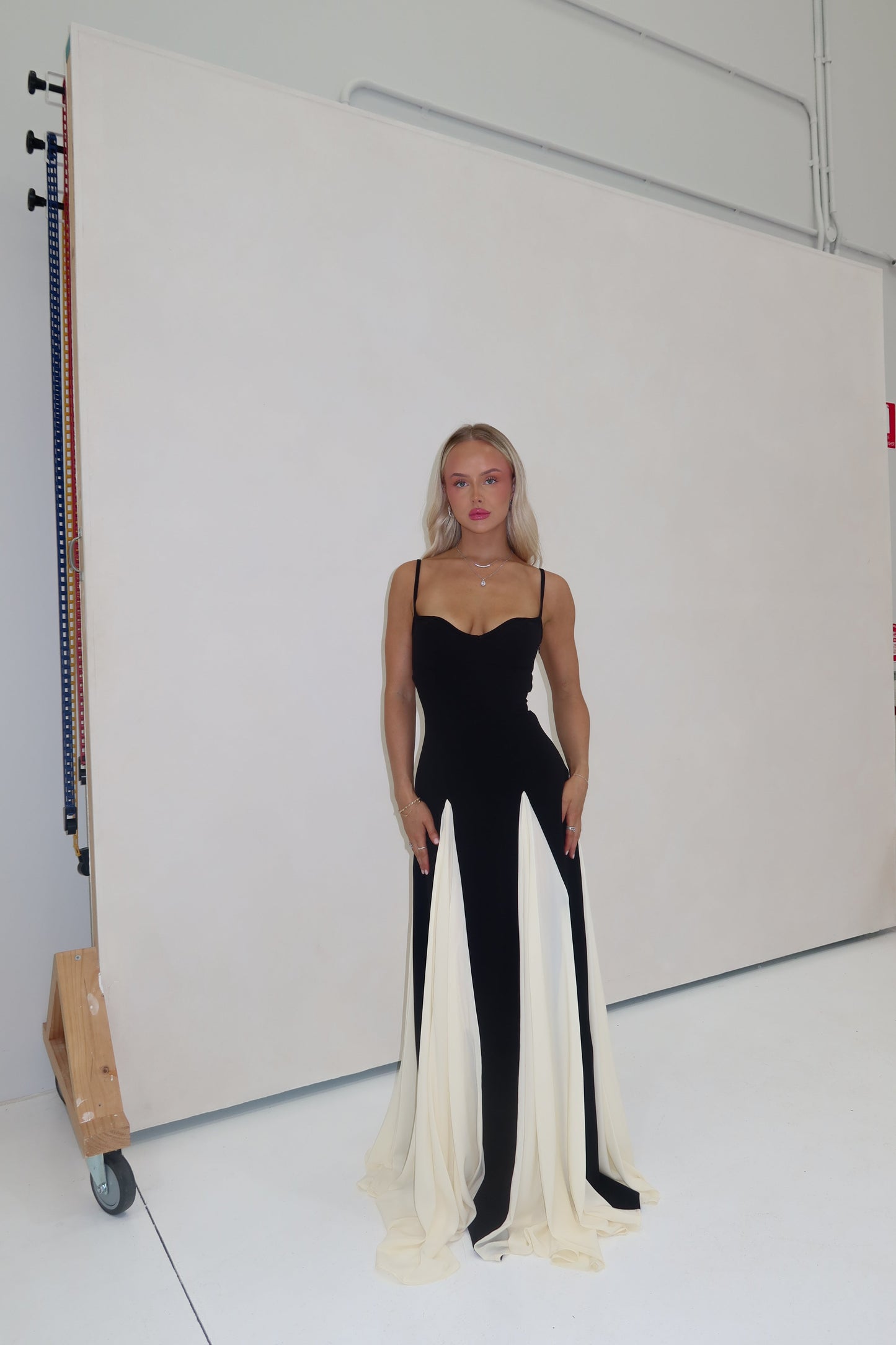 Paloma – Suknia Maxi na Ramiączkach z Lejącymi Panelami