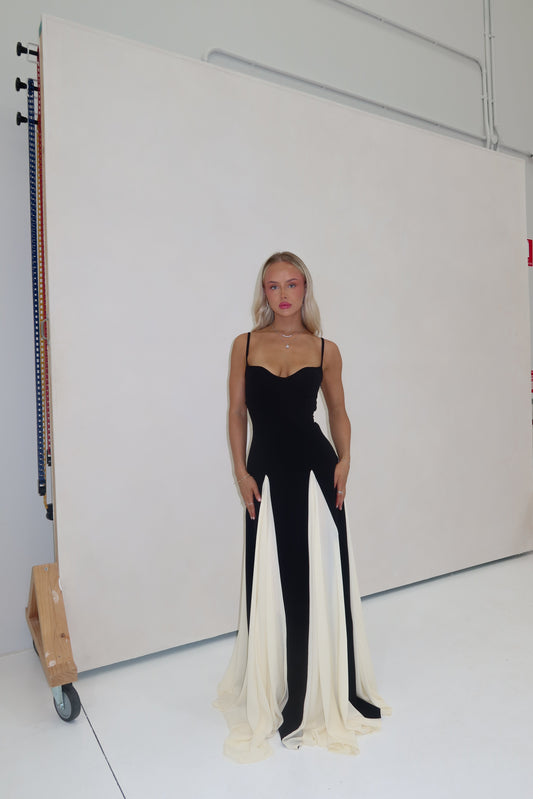 Paloma – Suknia Maxi na Ramiączkach z Lejącymi Panelami