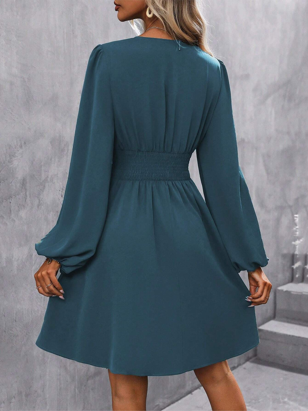 Julia – Damenkleid mit V-Ausschnitt und langen Ärmeln - Image 8