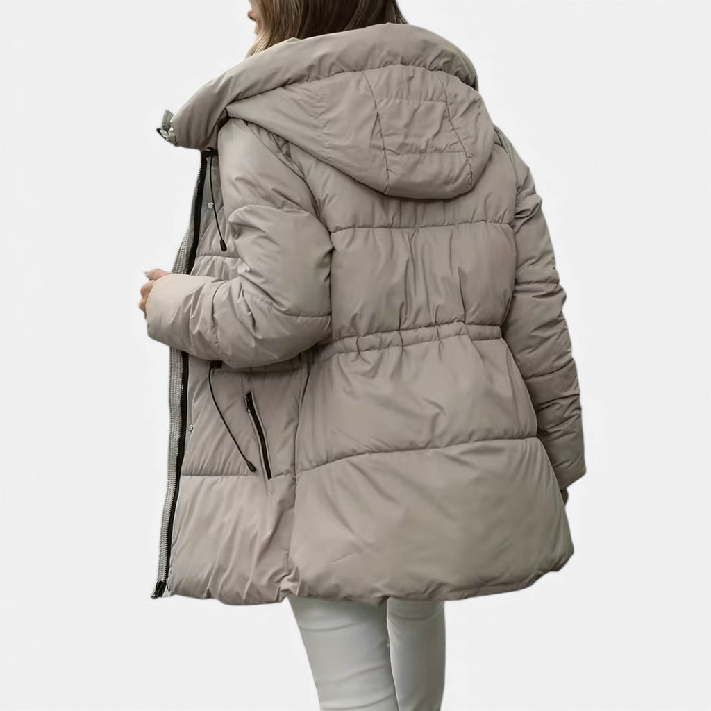 Długa damska kurtka puchowa z kapturem i regulowanym sznurkiem - J&B; - 3 - Livia-Moda