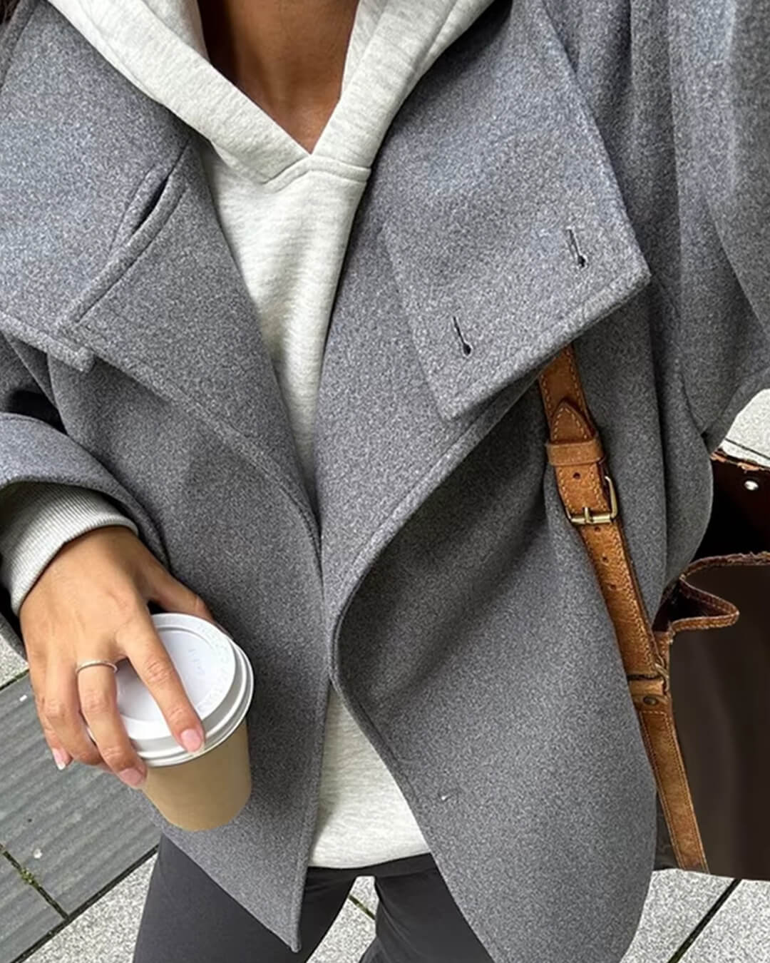Kurtka damska z wysokim kołnierzem i luźnym krojem - J&B; - 2 - Livia-Moda