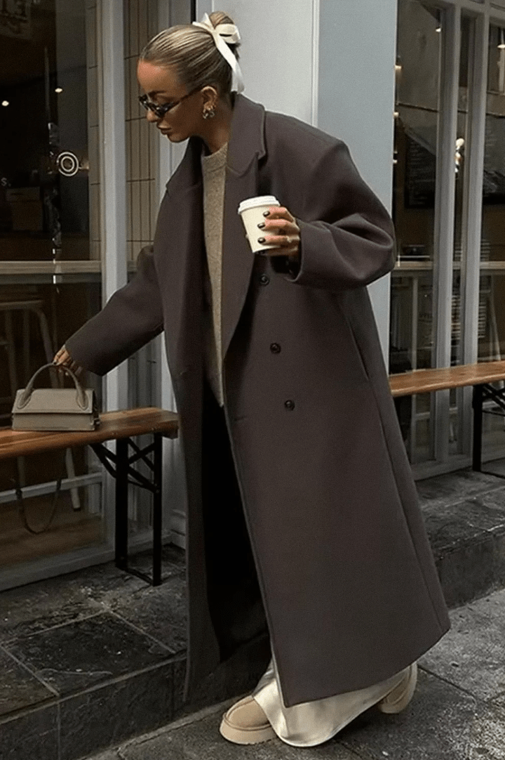 Długa damska kurtka o luźnym kroju i szerokim klapie - J&B; - 7 - Livia-Moda