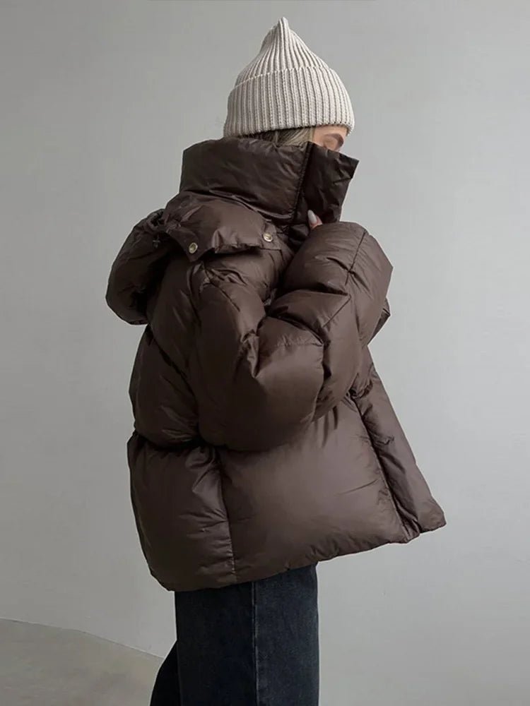 Damska kurtka puchowa oversize z zamkiem błyskawicznym i kapturem - J&B; - 4 - Livia-Moda