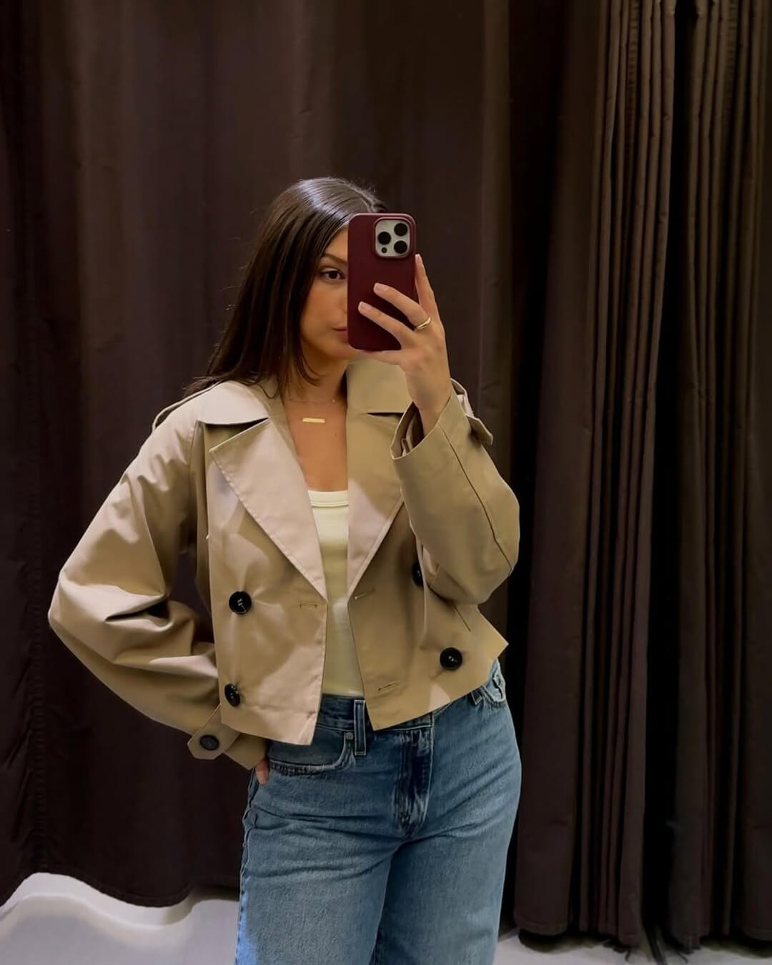 Krótka damska kurtka z dwurzędowym zapięciem i paskiem - J&B; - 2 - Livia-Moda