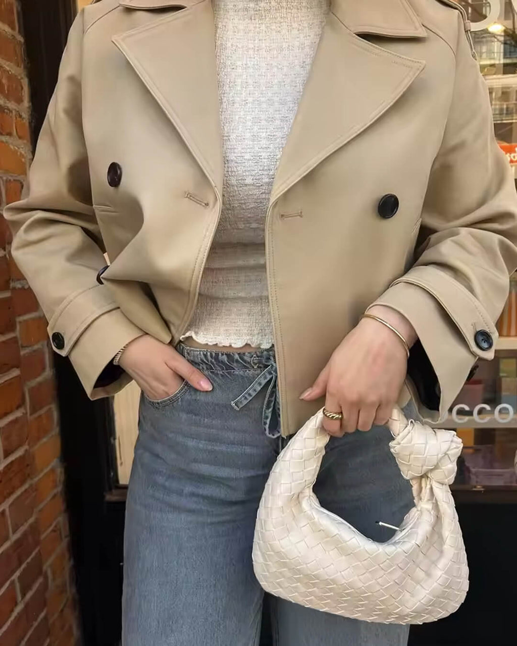 Krótka damska kurtka z dwurzędowym zapięciem i paskiem - J&B; - 4 - Livia-Moda