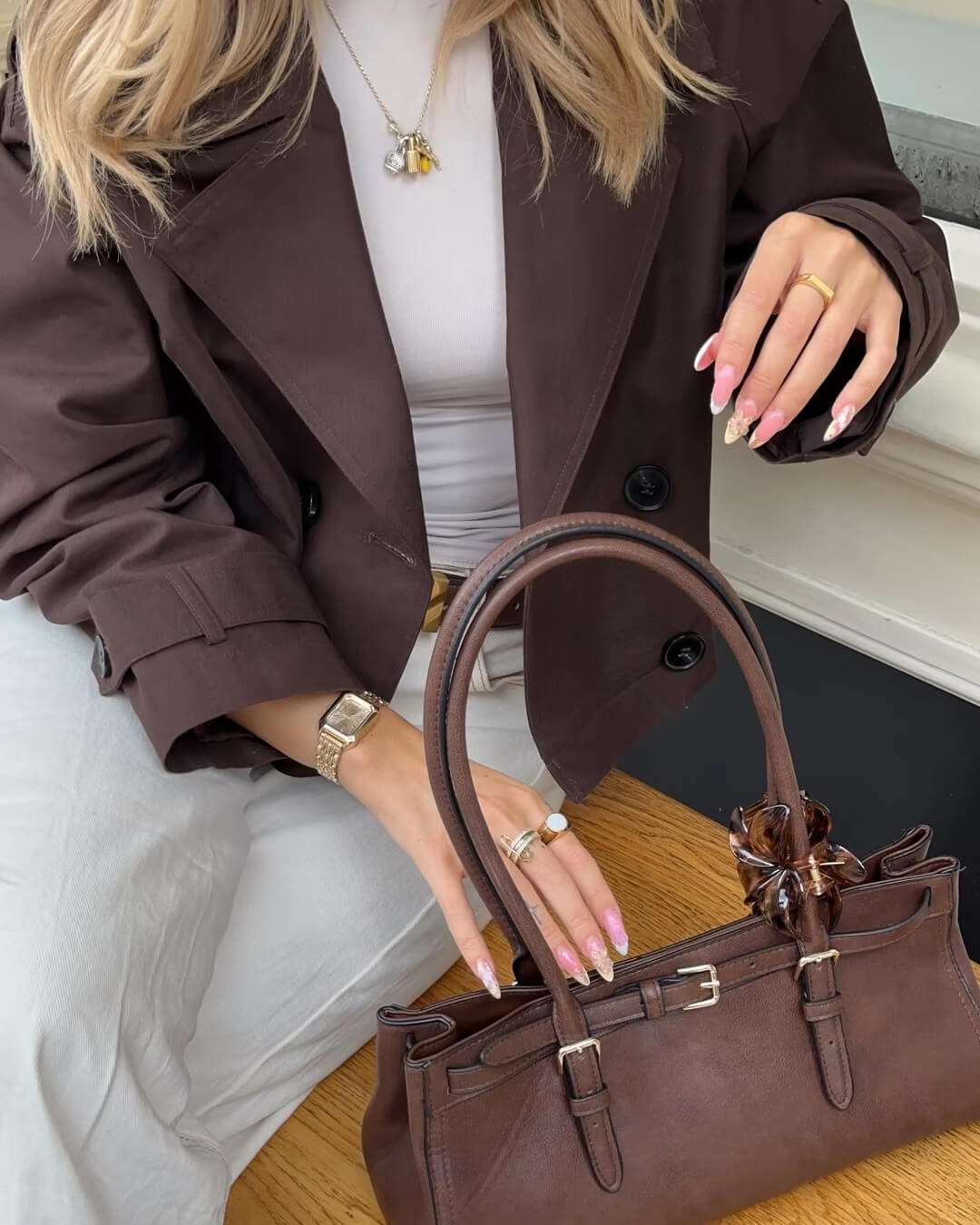 Krótka damska kurtka z dwurzędowym zapięciem i paskiem - J&B; - 8 - Livia-Moda