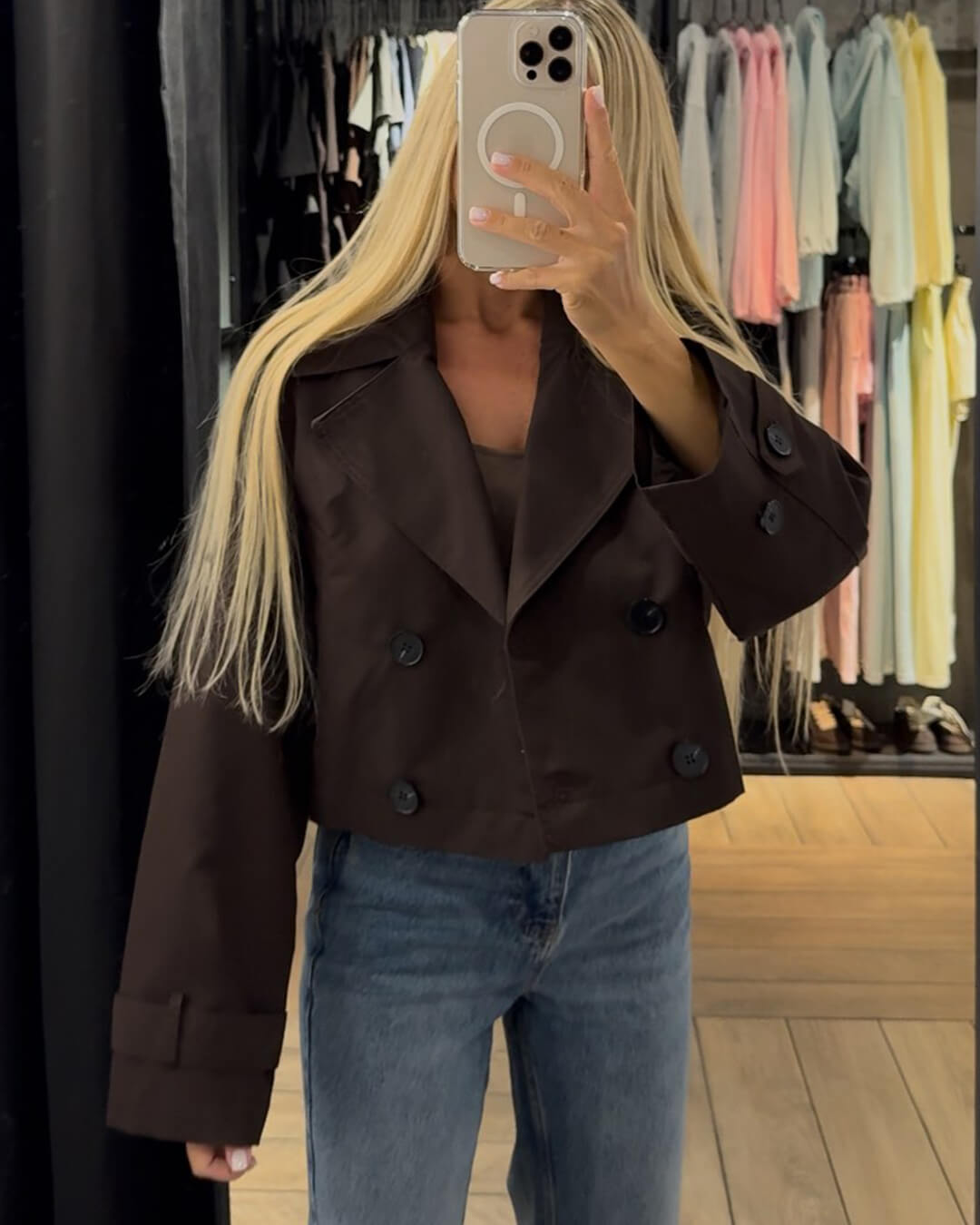 Krótka damska kurtka z dwurzędowym zapięciem i paskiem - J&B; - 9 - Livia-Moda