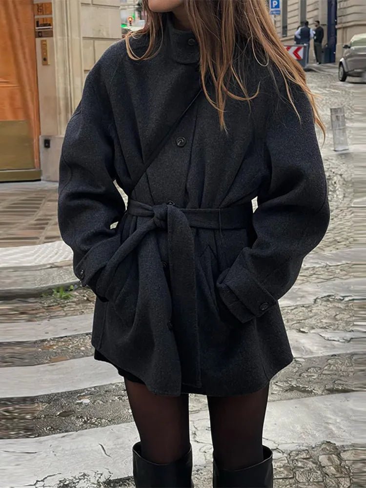 Kurtka damska z paskiem, o swobodnym kroju i z wysokim kołnierzem - J&B; - 1 - Livia-Moda