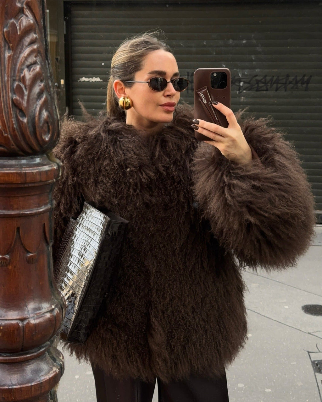 Damska kurtka ze sztucznego futra w stylu oversize z wysokim kołnierzem i miękkim krojem - J&B; - 2 - Livia-Moda
