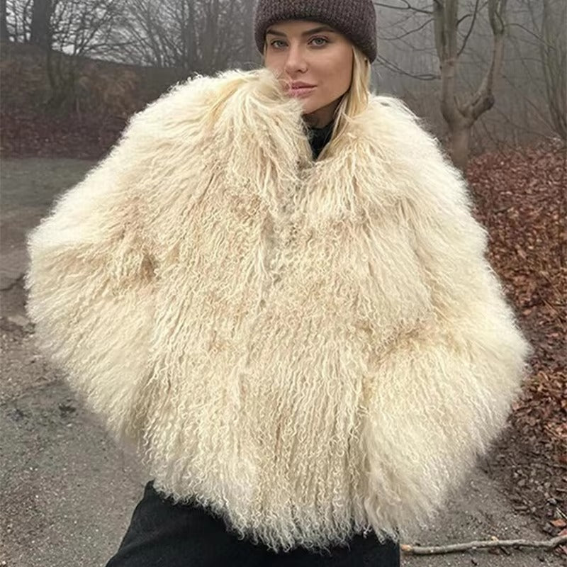 Damska kurtka ze sztucznego futra w stylu oversize z wysokim kołnierzem i miękkim krojem - J&B; - 3 - Livia-Moda