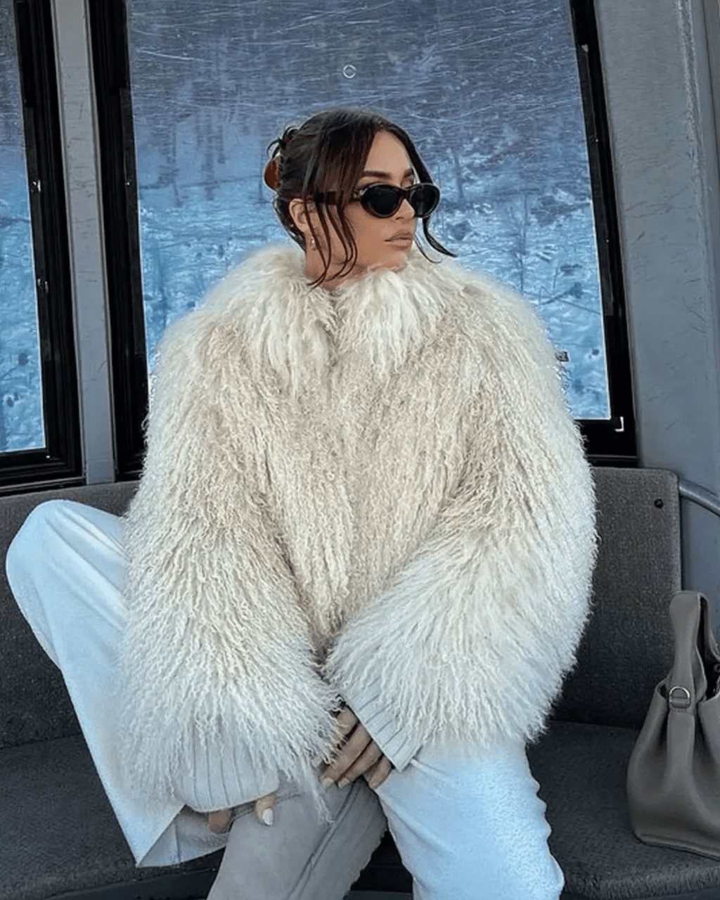 Damska kurtka ze sztucznego futra w stylu oversize z wysokim kołnierzem i miękkim krojem - J&B; - 4 - Livia-Moda