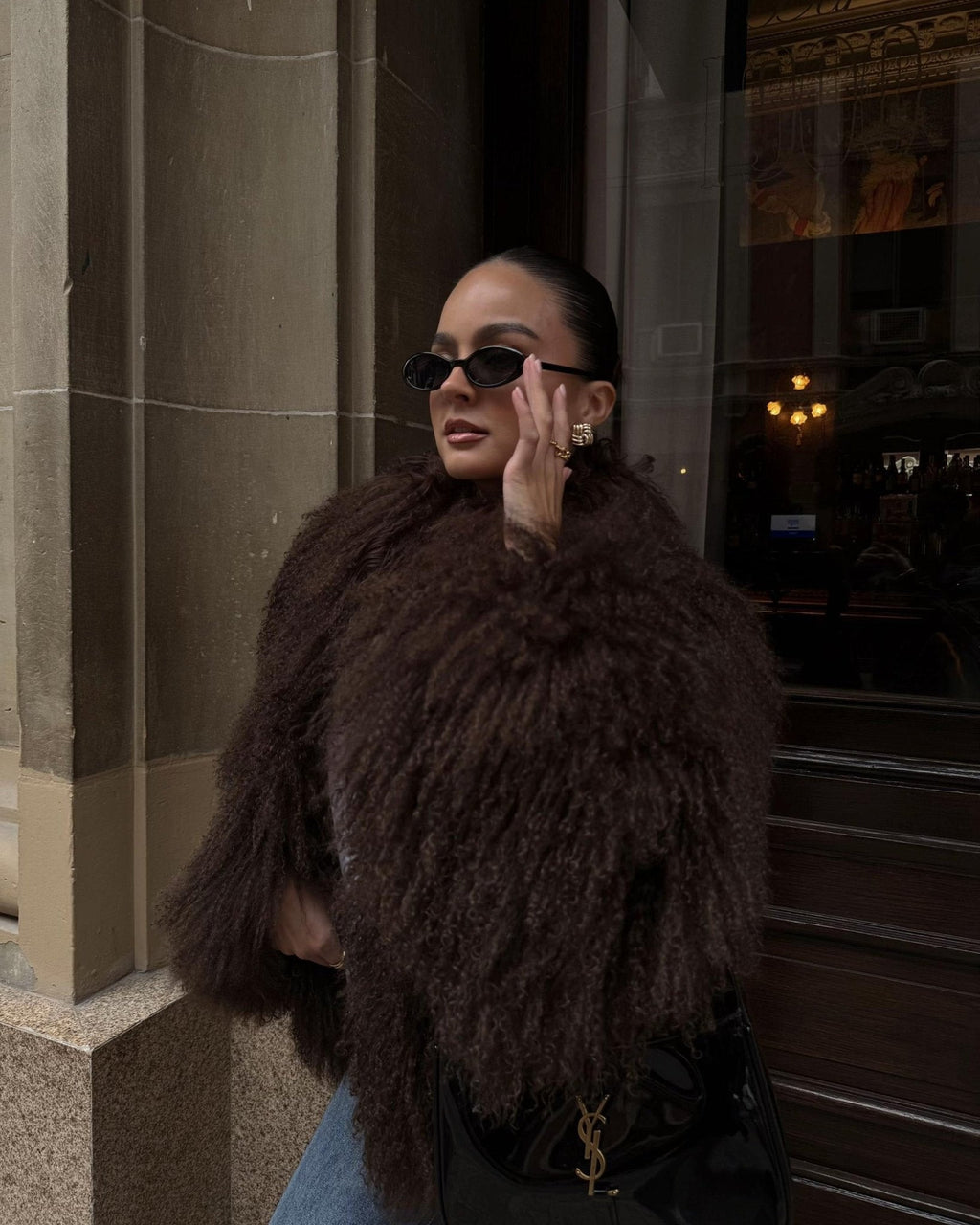 Damska kurtka ze sztucznego futra w stylu oversize z wysokim kołnierzem i miękkim krojem - J&B; - 5 - Livia-Moda