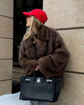 Damska kurtka ze sztucznego futra w stylu oversize o miękkiej fakturze - J&B; - 1 - Livia-Moda
