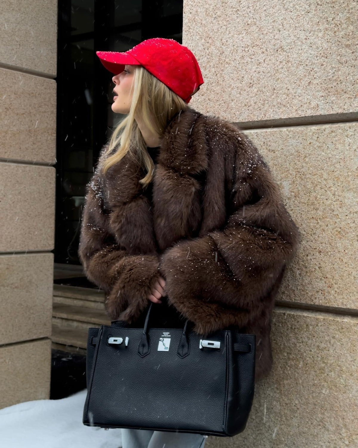 Damska kurtka ze sztucznego futra w stylu oversize o miękkiej fakturze - J&B; - 1 - Livia-Moda