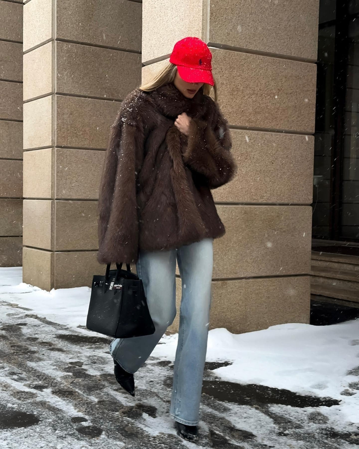 Damska kurtka ze sztucznego futra w stylu oversize o miękkiej fakturze - J&B; - 2 - Livia-Moda