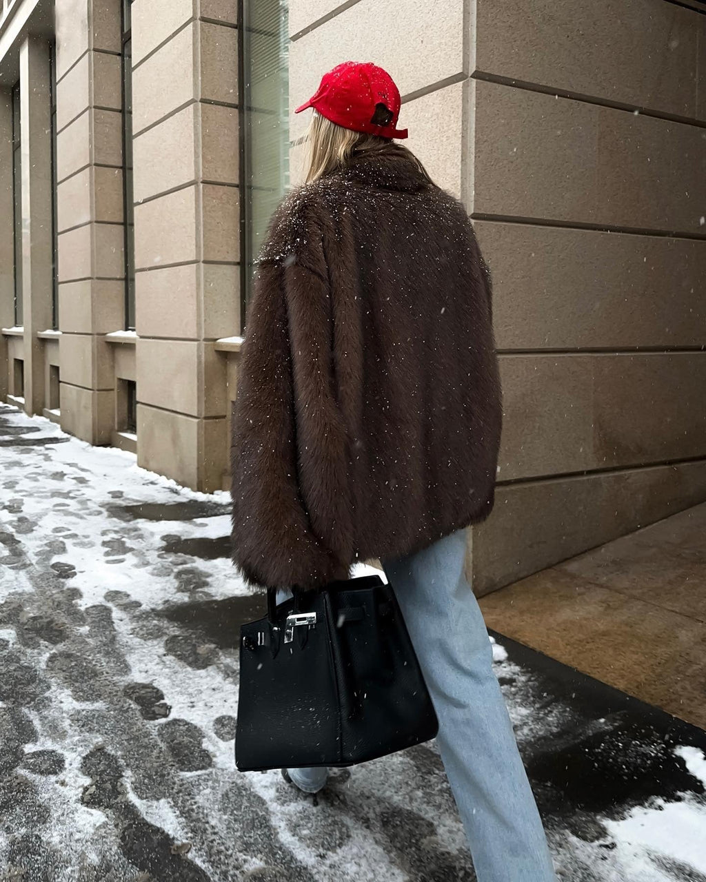 Damska kurtka ze sztucznego futra w stylu oversize o miękkiej fakturze - J&B; - 3 - Livia-Moda