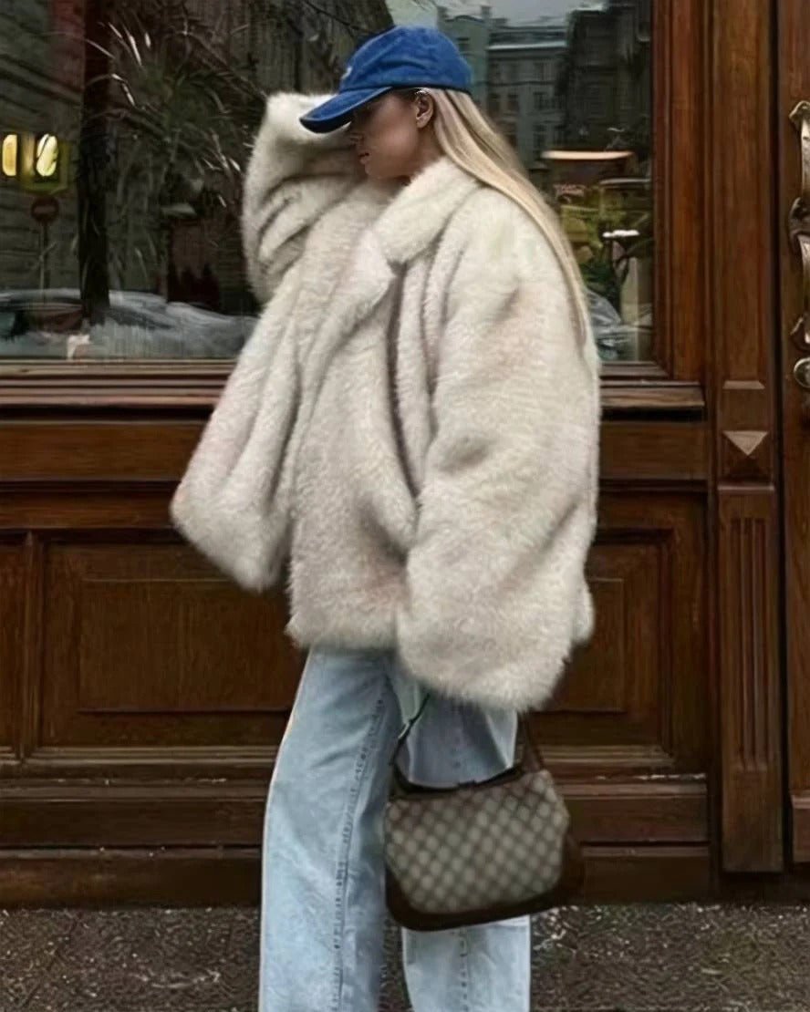 Damska kurtka ze sztucznego futra w stylu oversize o miękkiej fakturze - J&B; - 5 - Livia-Moda
