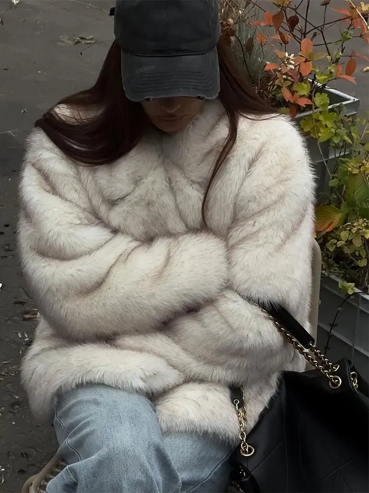 Damska kurtka ze sztucznego futra w stylu oversize o miękkiej fakturze - J&B; - 7 - Livia-Moda