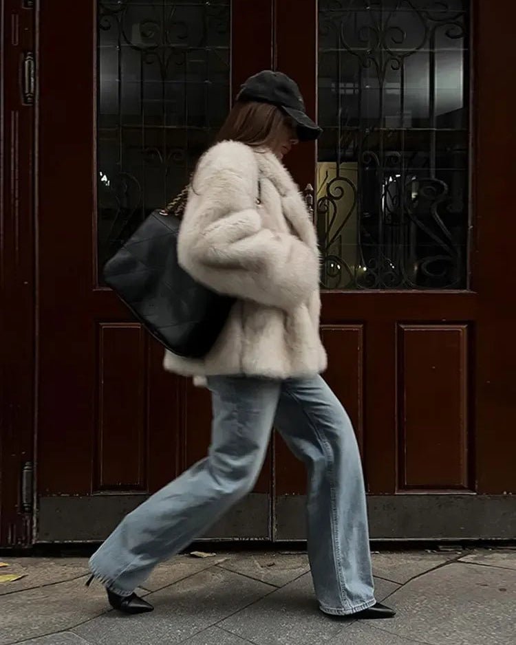 Damska kurtka ze sztucznego futra w stylu oversize o miękkiej fakturze - J&B; - 8 - Livia-Moda