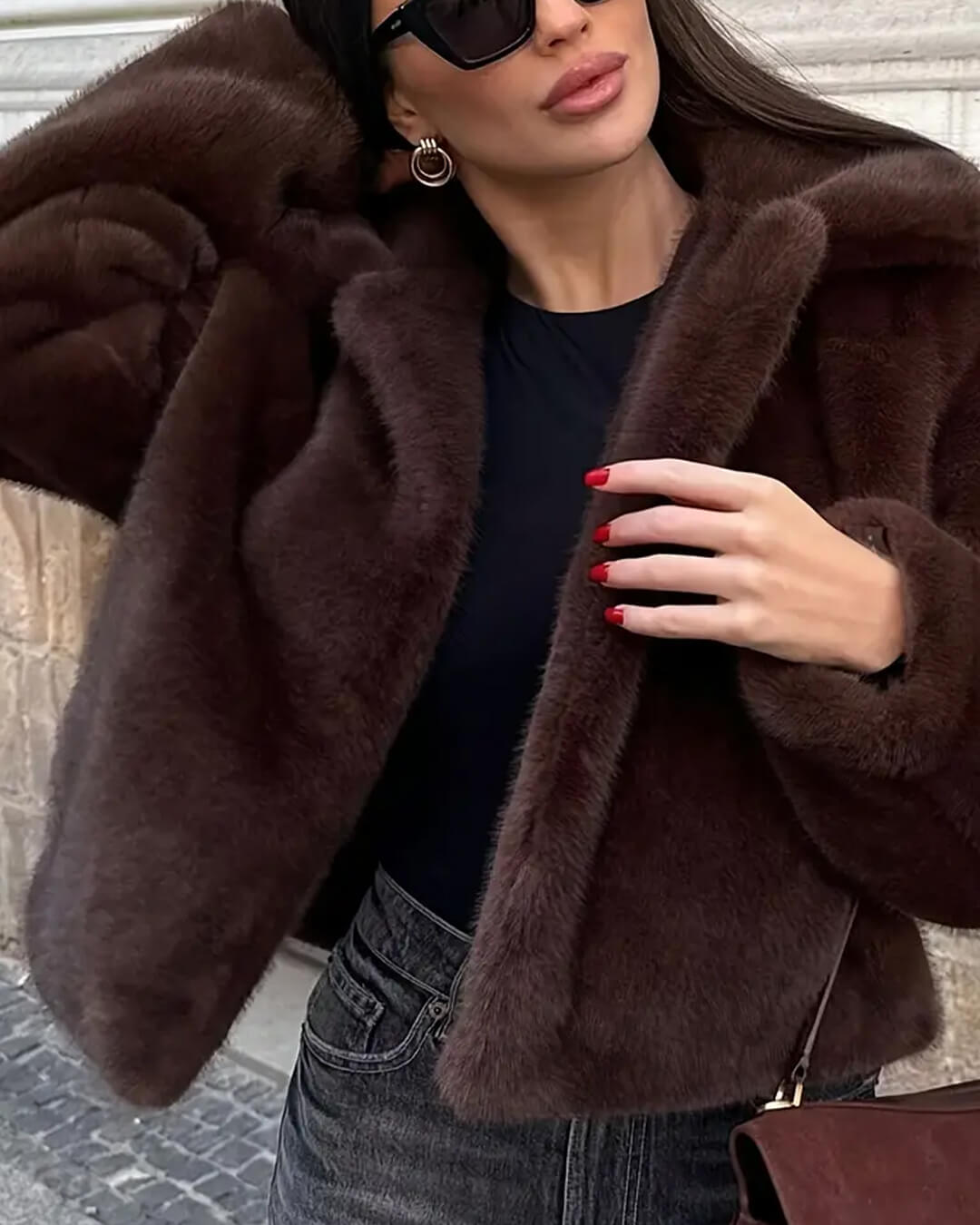 Damska kurtka ze sztucznego futra, o krótkim kroju, miękka i elegancka - J&B; - 2 - Livia-Moda