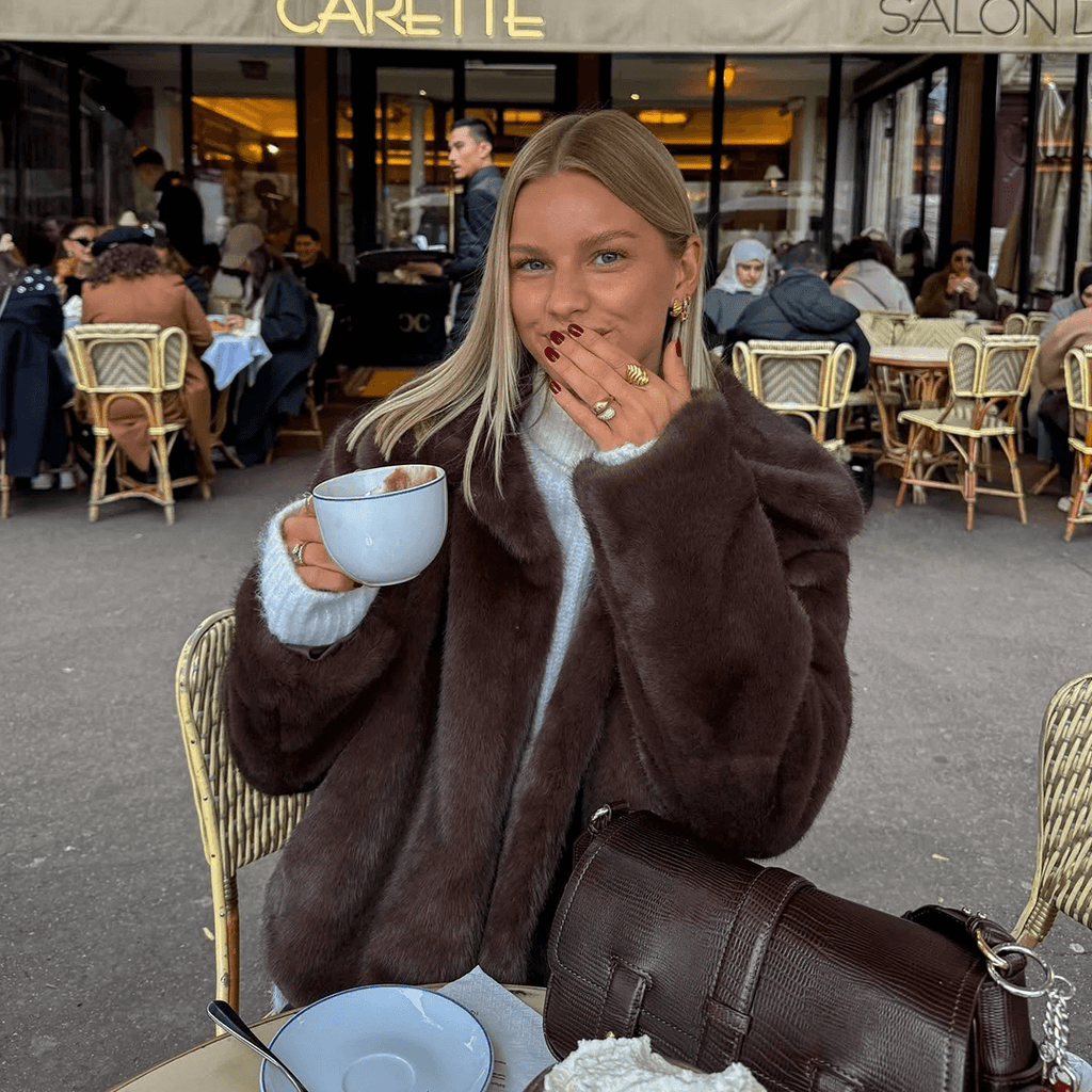 Damska kurtka ze sztucznego futra, o krótkim kroju, miękka i elegancka - J&B; - 3 - Livia-Moda