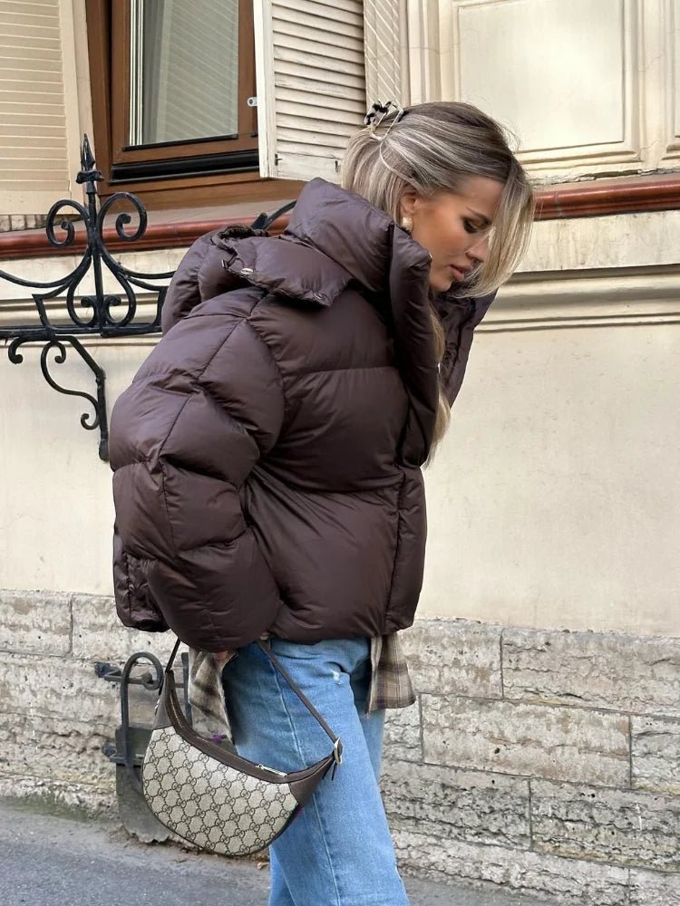 Damska kurtka puchowa o skróconym kroju z zamkiem błyskawicznym - J&B; - 2 - Livia-Moda