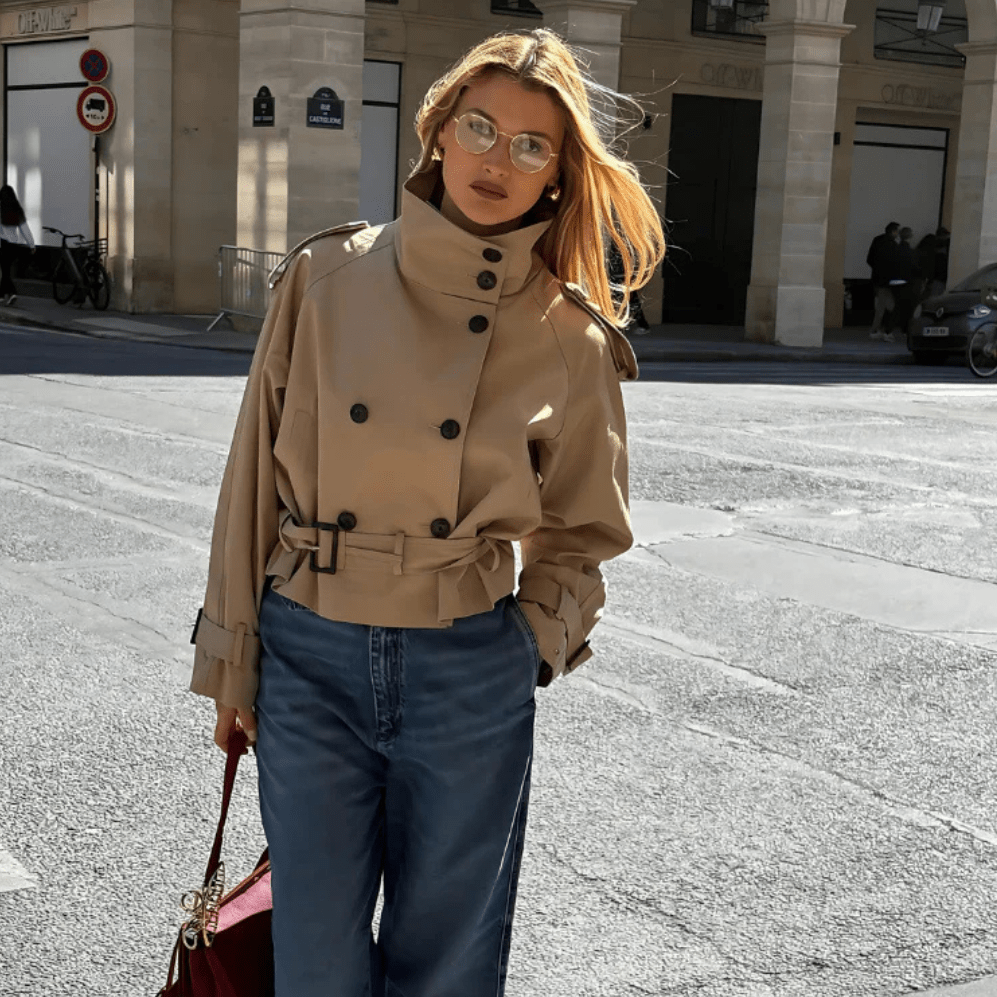 Krótka damska kurtka z dwurzędowym zapięciem na guziki i paskiem - J&B; - 2 - Livia-Moda