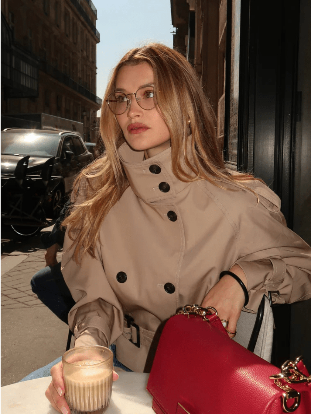 Krótka damska kurtka z dwurzędowym zapięciem na guziki i paskiem - J&B; - 3 - Livia-Moda