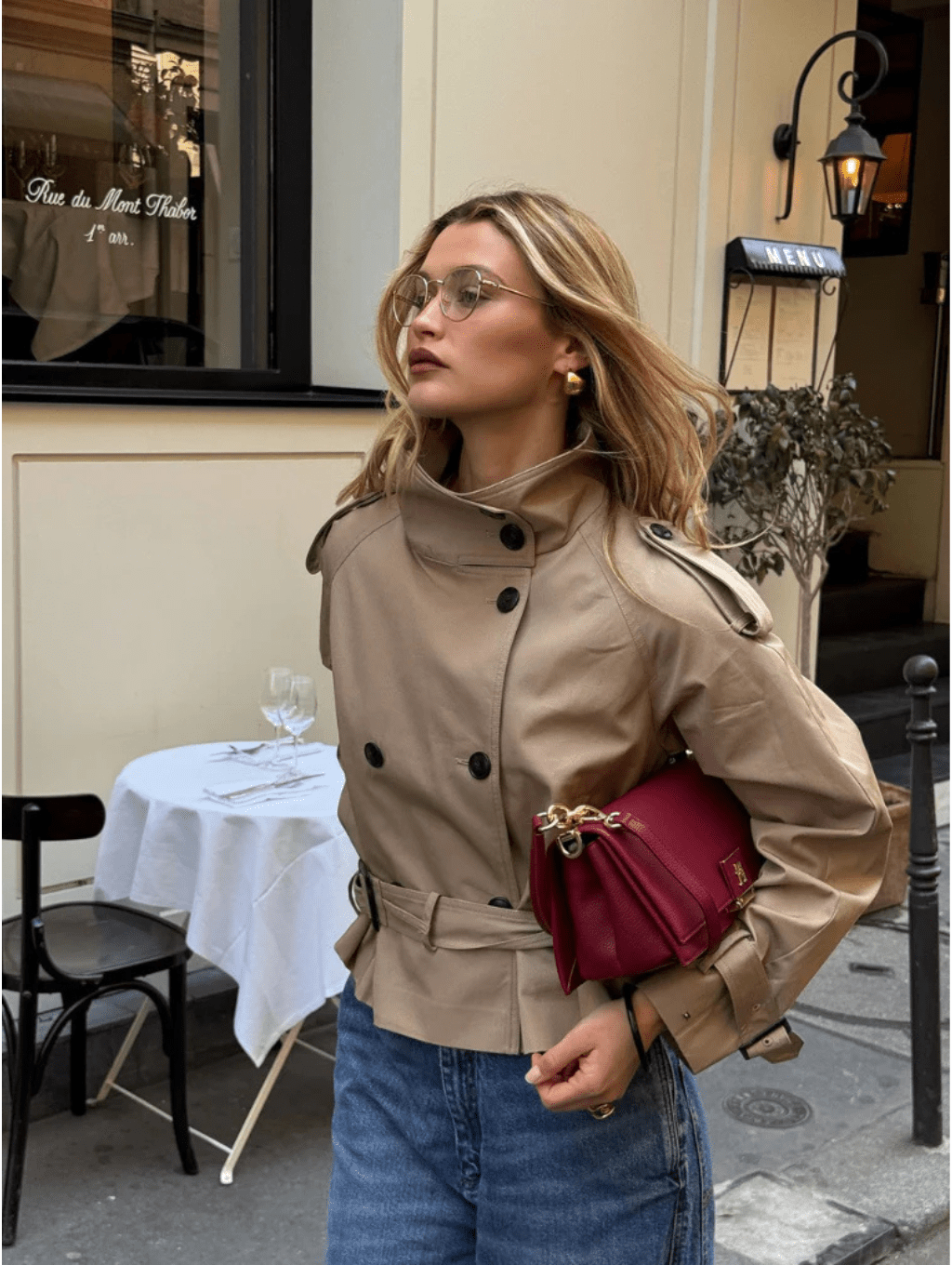 Krótka damska kurtka z dwurzędowym zapięciem na guziki i paskiem - J&B; - 4 - Livia-Moda