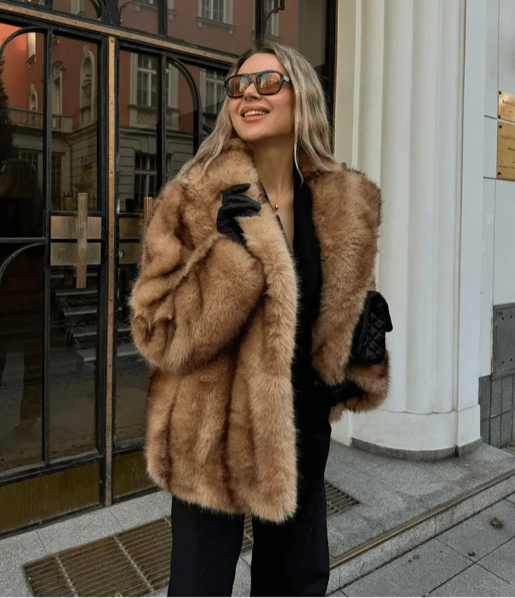 Damska kurtka ze sztucznego futra o otwartej sylwetce i puszystej fakturze - J&B; - 1 - Livia-Moda