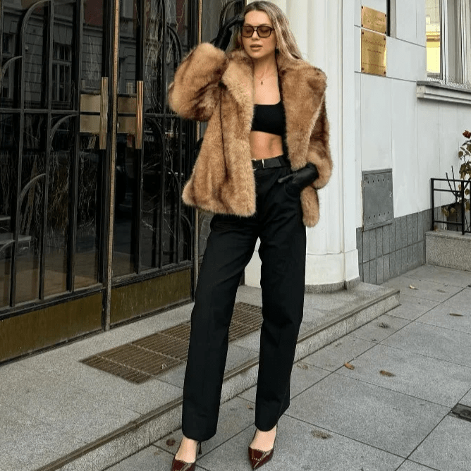 Damska kurtka ze sztucznego futra o otwartej sylwetce i puszystej fakturze - J&B; - 2 - Livia-Moda