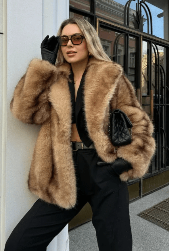 Damska kurtka ze sztucznego futra o otwartej sylwetce i puszystej fakturze - J&B; - 3 - Livia-Moda
