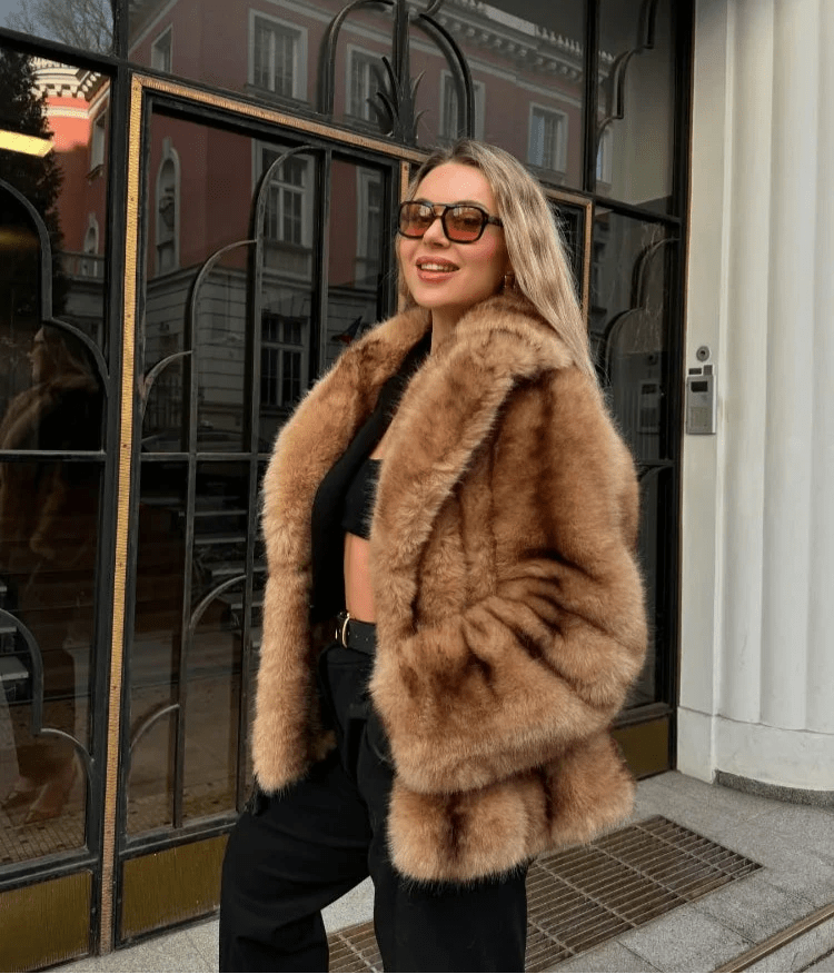 Damska kurtka ze sztucznego futra o otwartej sylwetce i puszystej fakturze - J&B; - 4 - Livia-Moda