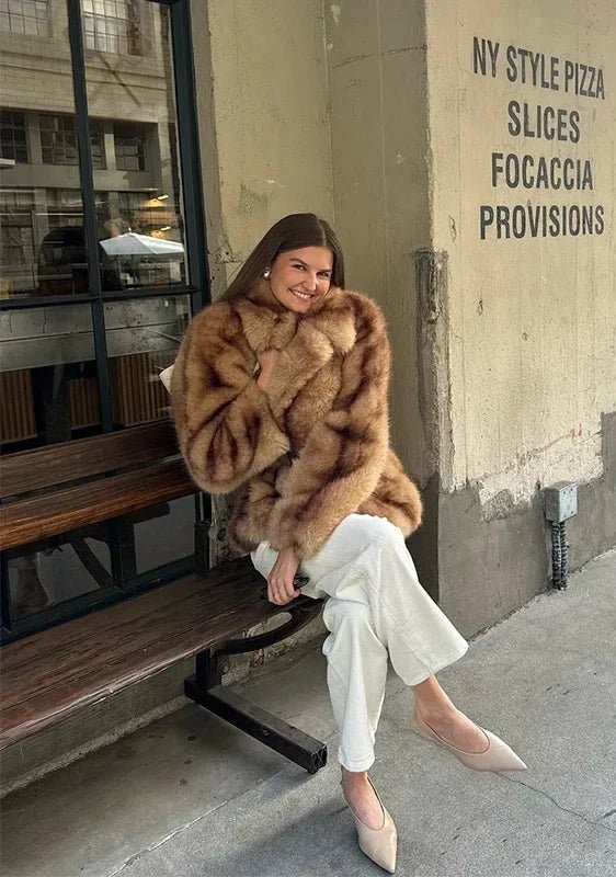 Damska kurtka ze sztucznego futra o otwartej sylwetce i puszystej fakturze - J&B; - 7 - Livia-Moda