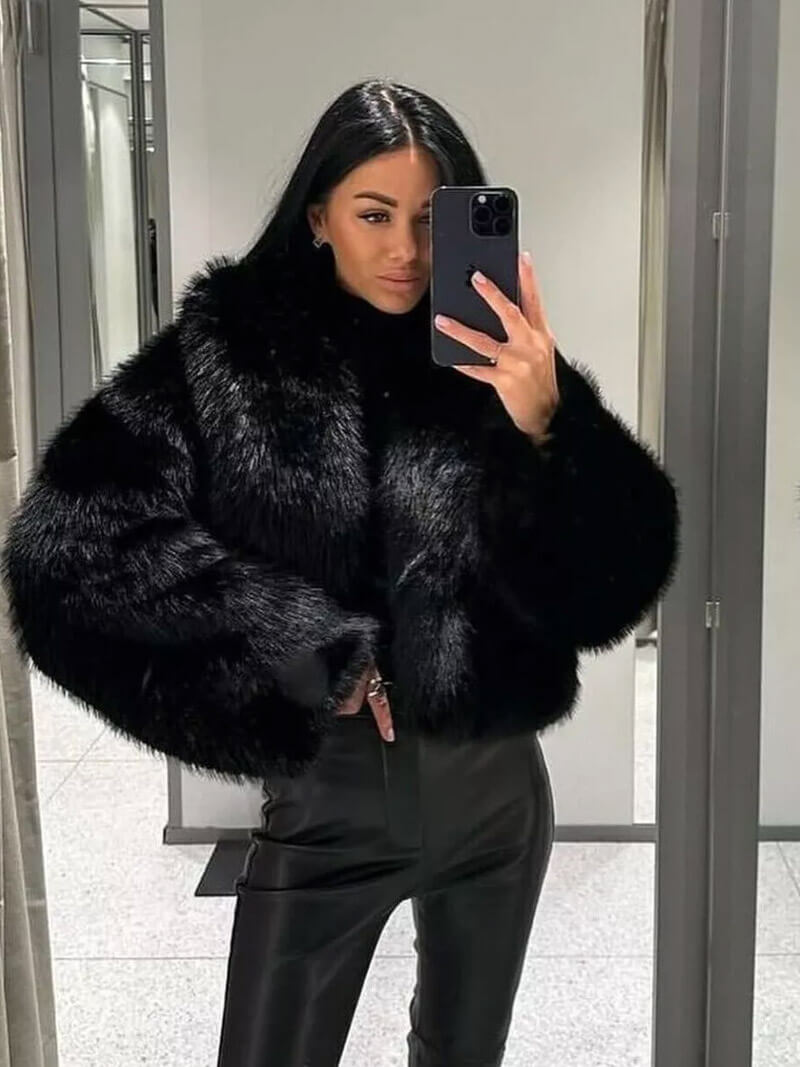 Damska kurtka ze sztucznego futra o skróconym kroju z oversize’owym kołnierzem - J&B; - 3 - Livia-Moda