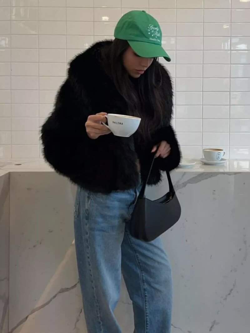 Damska kurtka ze sztucznego futra o skróconym kroju z oversize’owym kołnierzem - J&B; - 6 - Livia-Moda