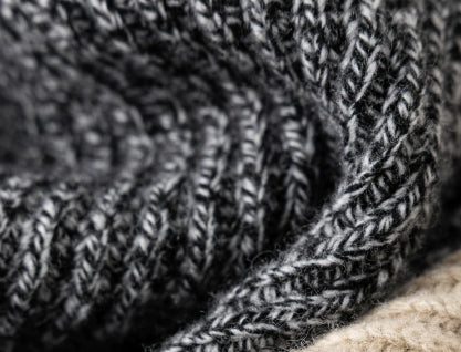 Damska bluzka oversize z wysokim kołnierzem i swobodnym krojem - J&B; - 6 - Livia-Moda