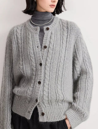 Damski kardigan z grubej dzianiny z zapięciem na guziki - J&B; - 2 - Livia-Moda