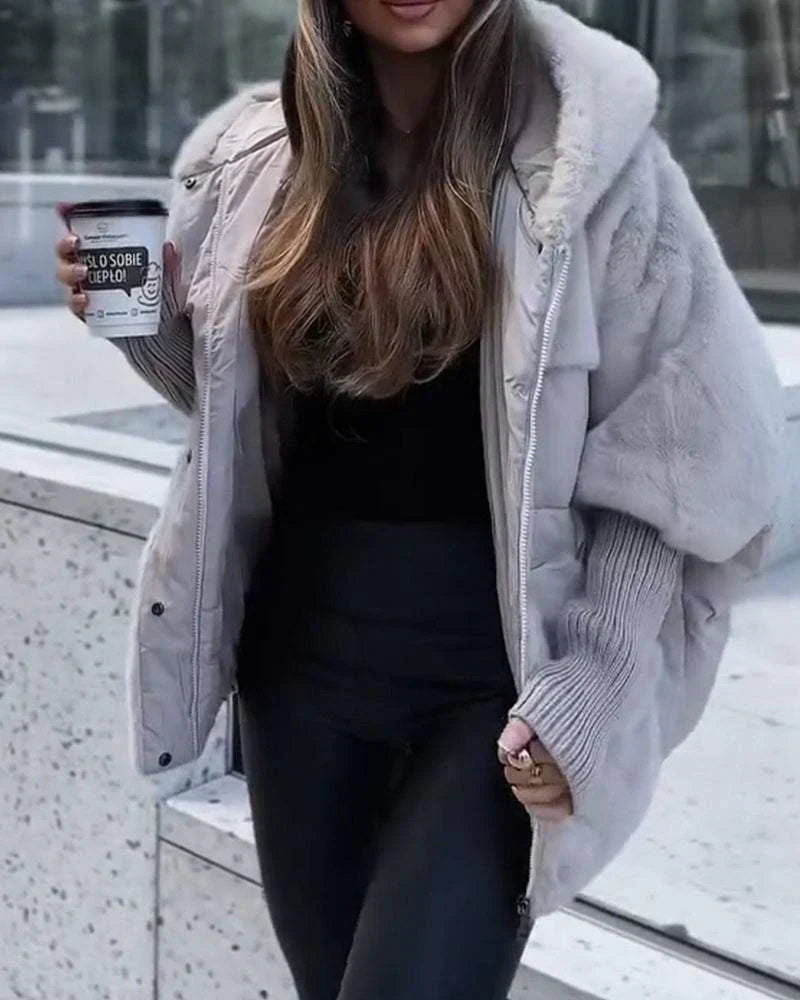 Elegancka, pikowana kurtka damska z kapturem i futrzanym wykończeniem - L&S; - 8 - Livia-Moda