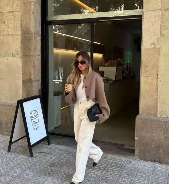 Krótka damska marynarka z zapięciem na guziki i luźnym krojem - J&B; - 1 - Livia-Moda