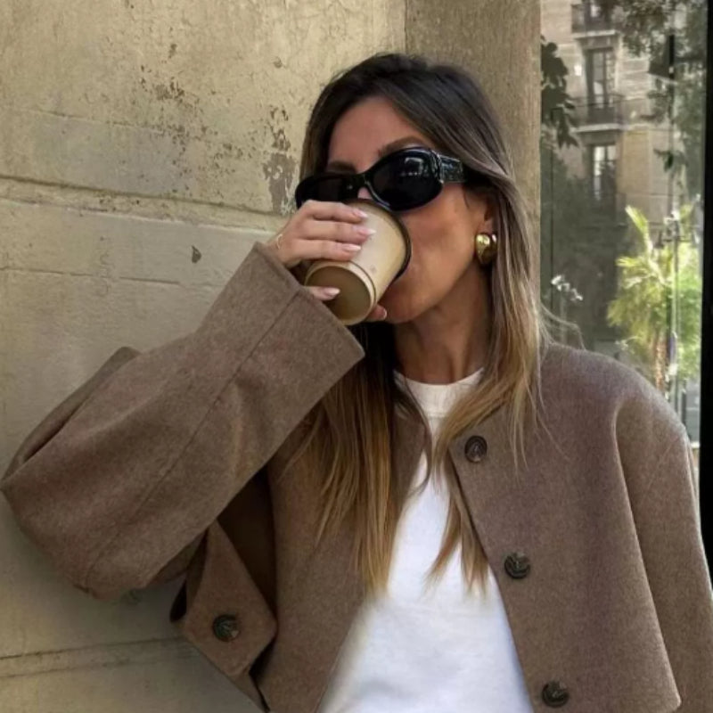 Krótka damska marynarka z zapięciem na guziki i luźnym krojem - J&B; - 2 - Livia-Moda