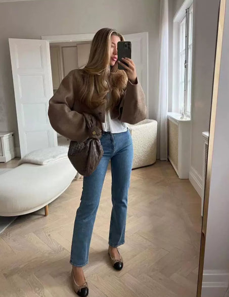Krótka damska marynarka z zapięciem na guziki i luźnym krojem - J&B; - 3 - Livia-Moda