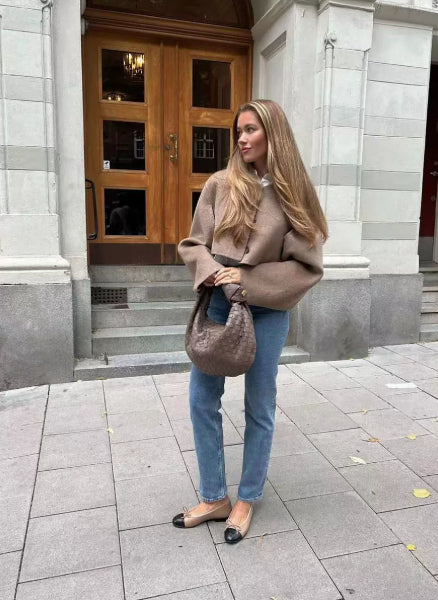 Krótka damska marynarka z zapięciem na guziki i luźnym krojem - J&B; - 5 - Livia-Moda